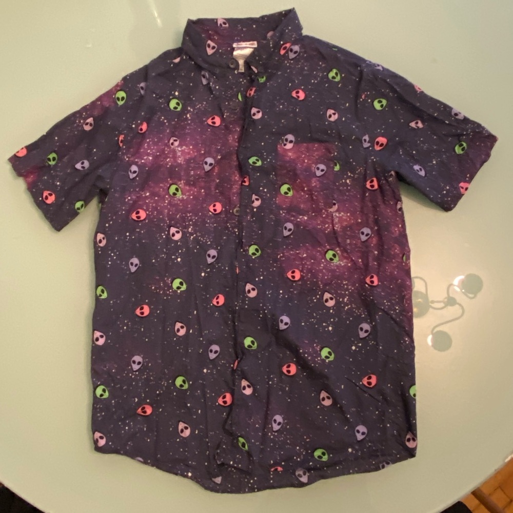 Spencer’s MultiColor Alien Medium Button Down Short Sleeve
